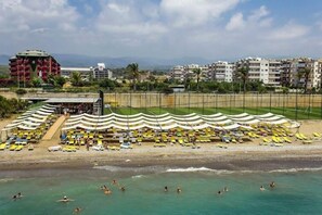 Praia particular, espreguiçadeiras, guarda-sóis, toalhas de praia 