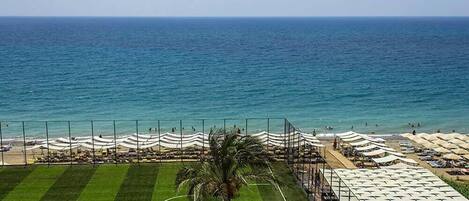 Playa privada, camastros, sombrillas y toallas de playa