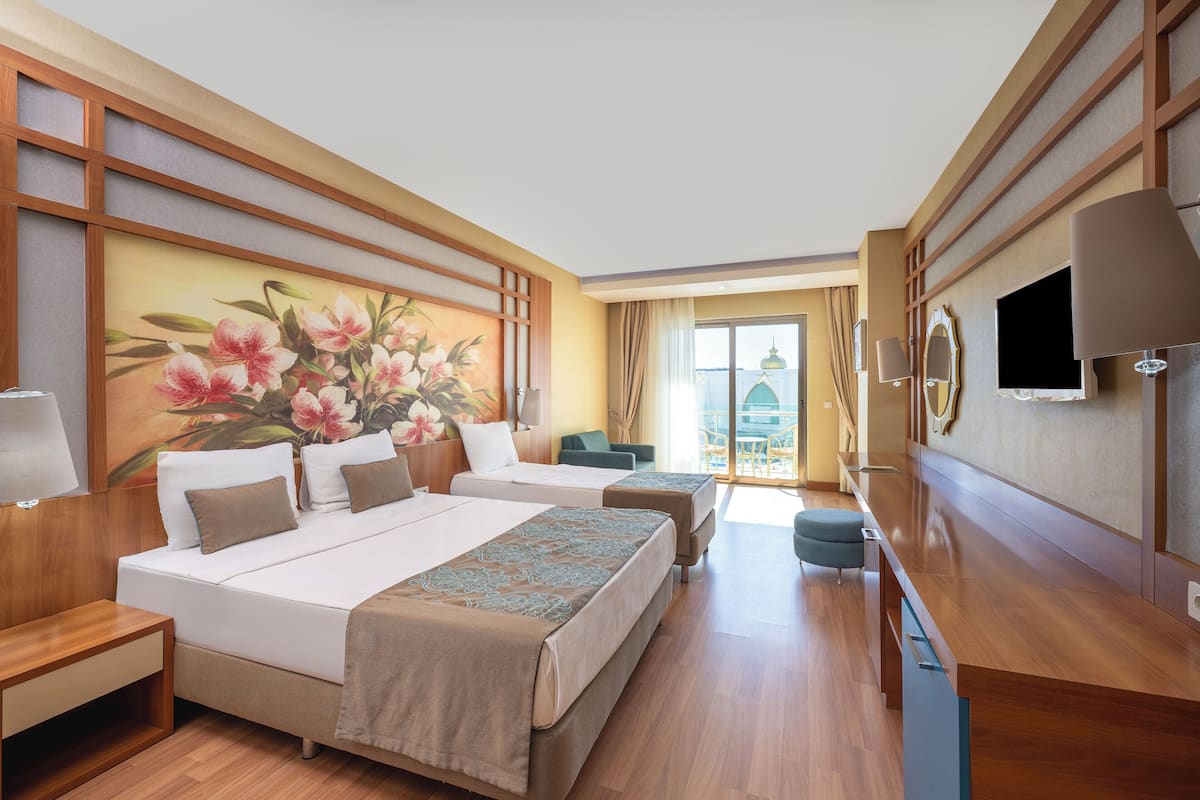 Rom – standard, bassengutsikt | Minibar (inkludert), safe på rommet og barnesenger (inkludert)