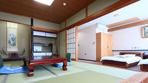 Une pièce de style japonais traditionnel, avec un sol recouvert de tatamis, un bureau en bois, un lit et une porte coulissante.