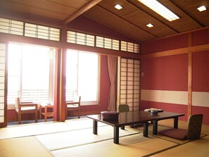 Traditional Room | In-room safe, desk, free WiFi