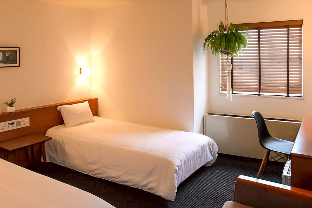 Basic-Zweibettzimmer, Nichtraucher | Schreibtisch, Bügeleisen/Bügelbrett, kostenloses WLAN, Bettwäsche