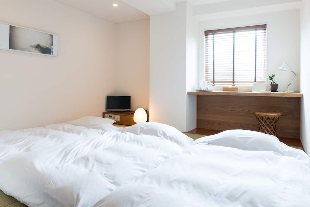Traditional-Dreibettzimmer, Nichtraucher | Schreibtisch, Bügeleisen/Bügelbrett, kostenloses WLAN, Bettwäsche