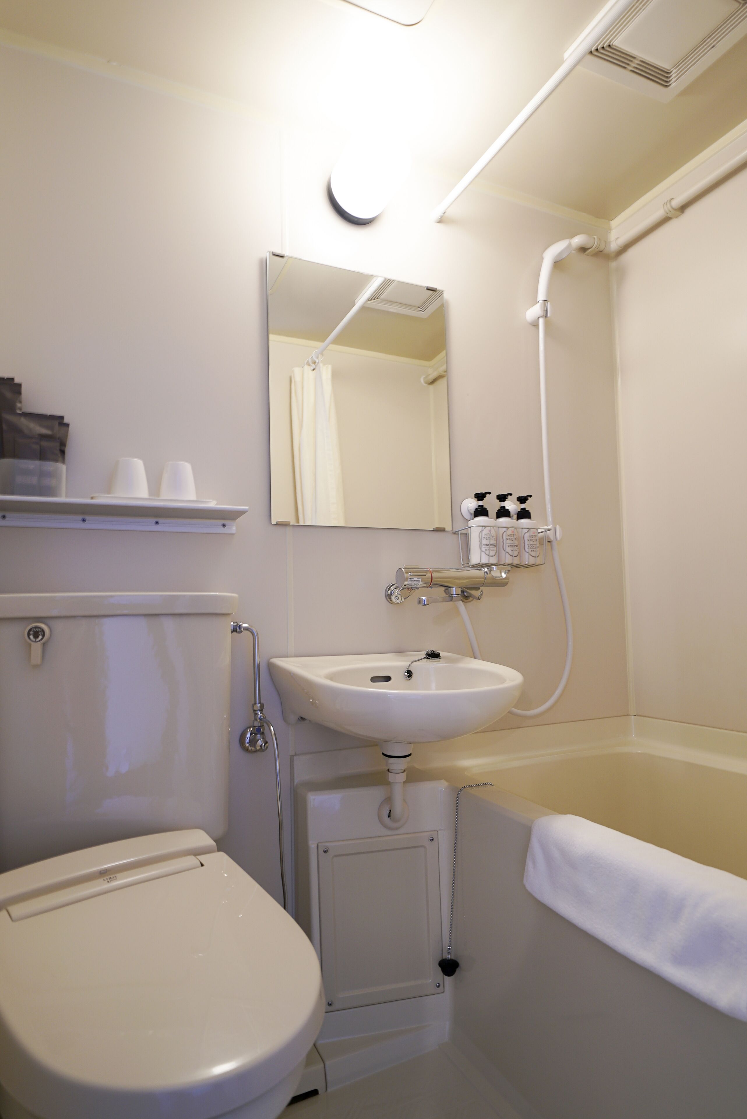 combined shower/bathtub, free toiletries, hair dryer, slippers