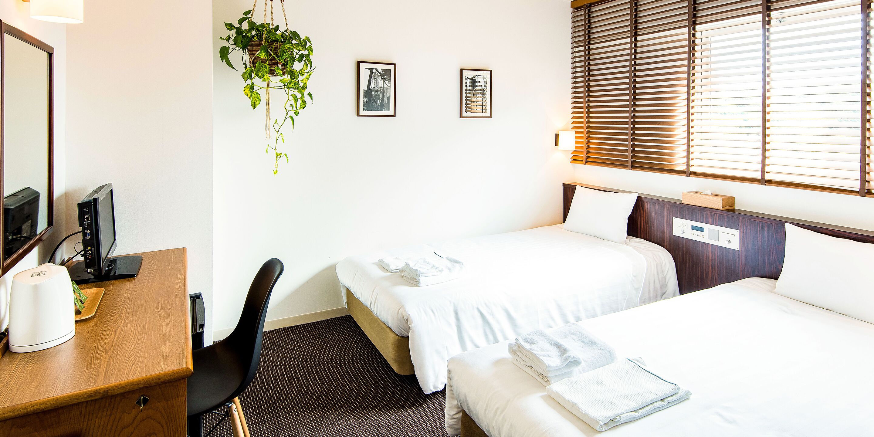 [non smoking] twin room (with unit bath & free wi-fi) | desk, iron/ironing board, free wifi, bed sheets