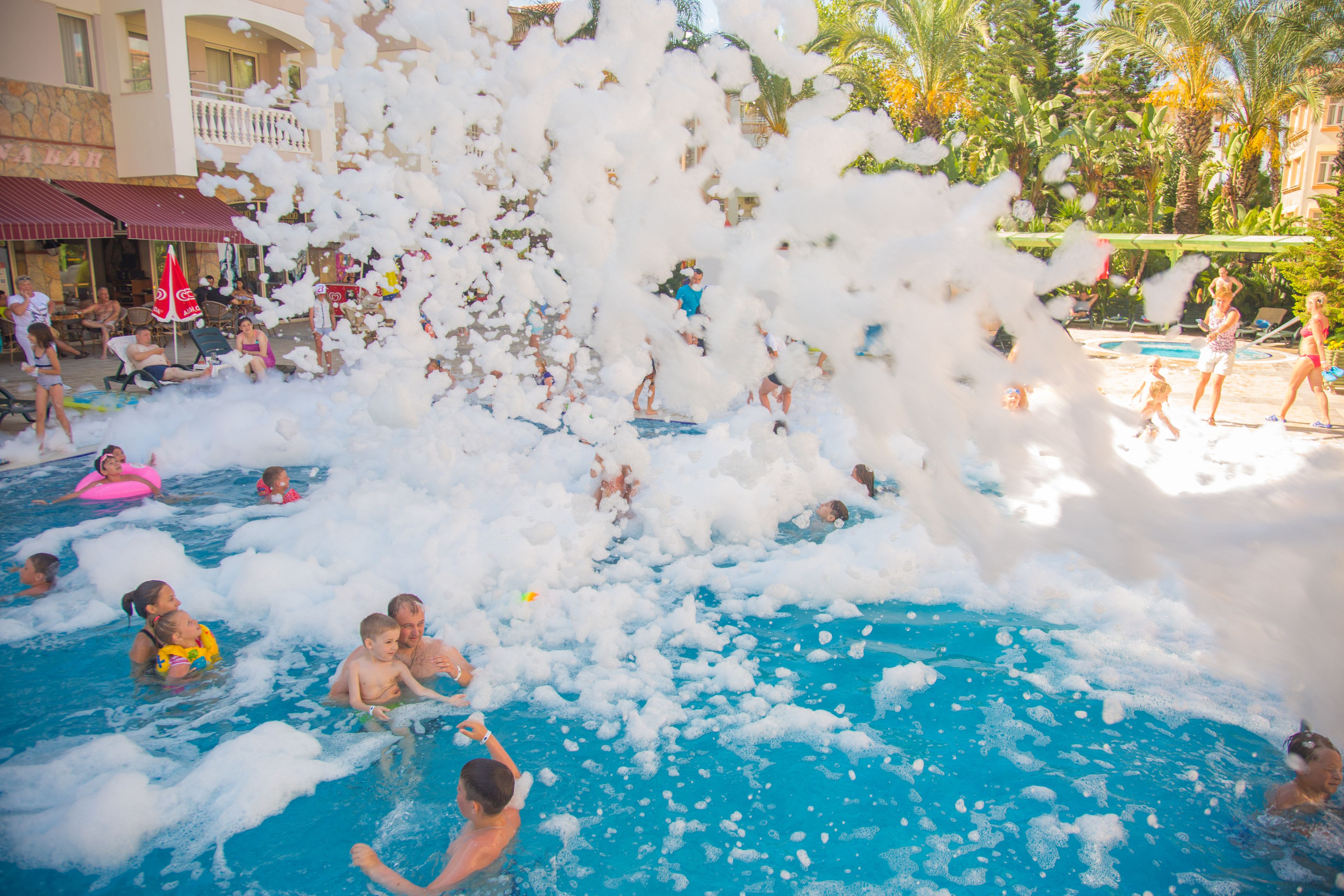 Piscine extérieure (ouverte en saison), parasols de plage