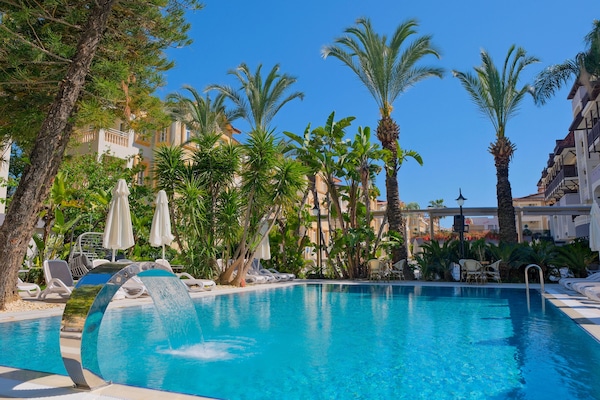 Seasonal outdoor pool, pool umbrellas, sun loungers