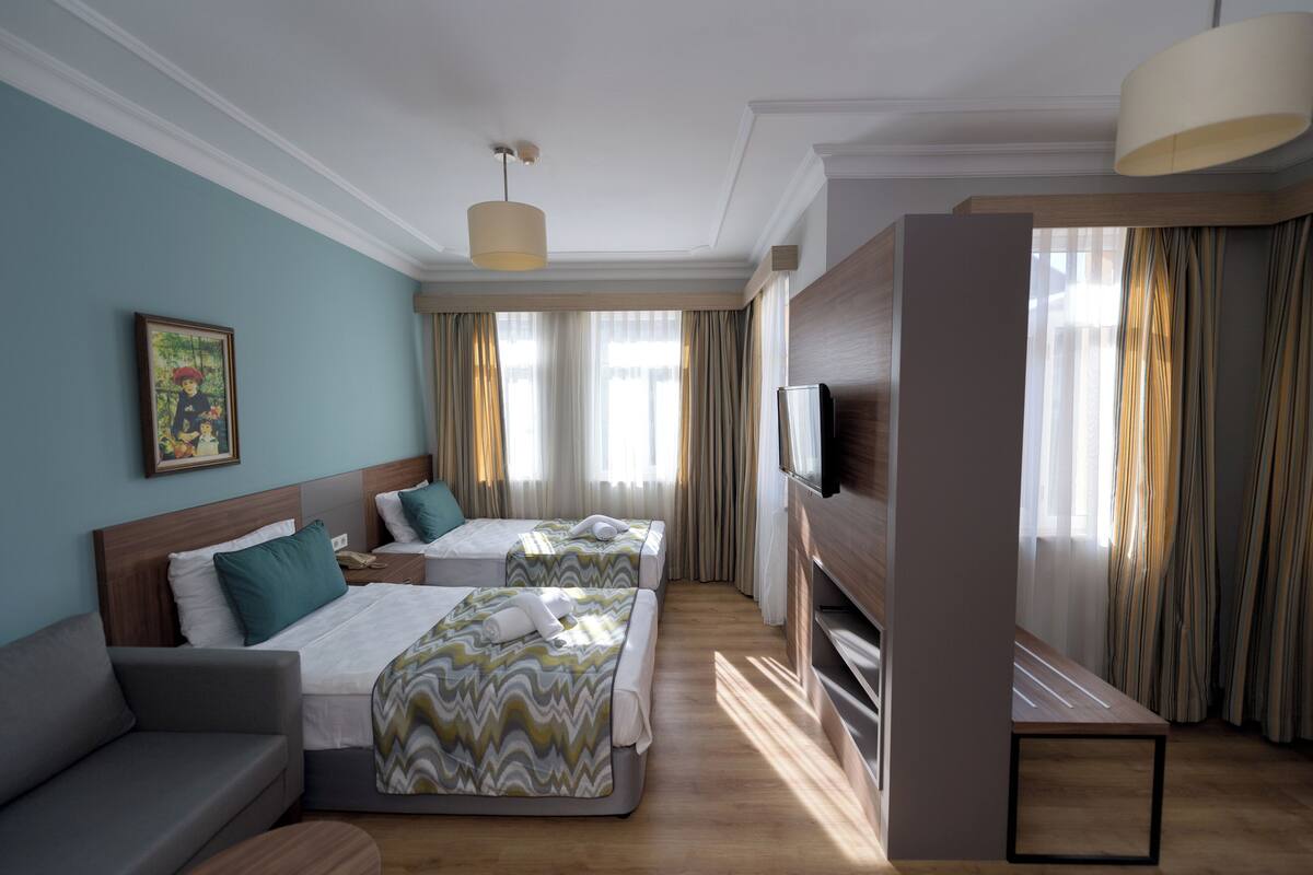 Quarto família | 1 quarto, frigobar, escrivaninha, espaço de trabalho para notebook