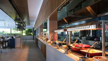 Serveert ontbijt, lunch, diner, lokale en internationale gerechten
