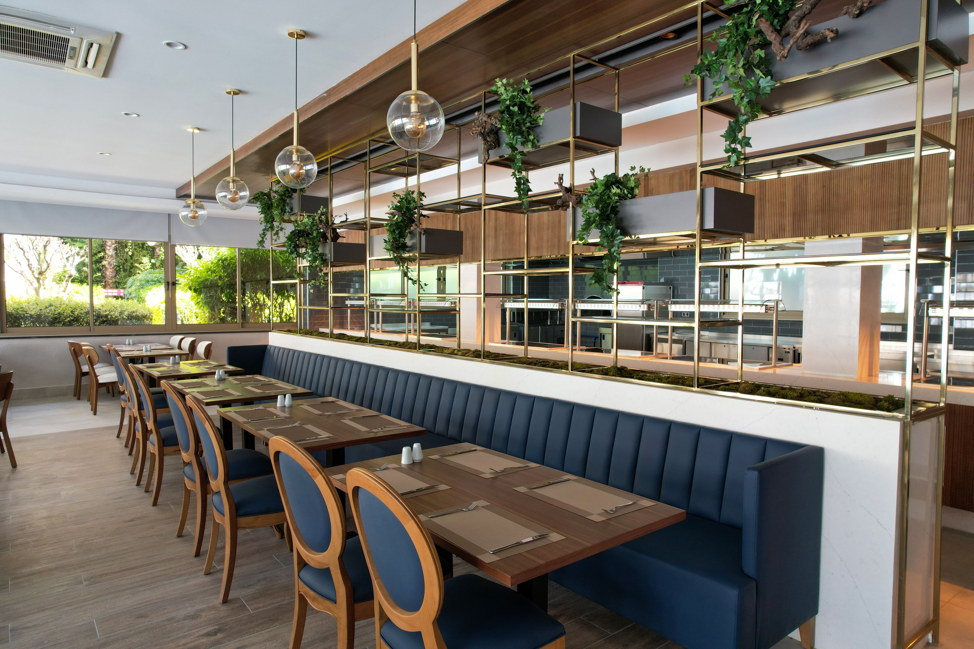 حيث تُقدم وجبات الإفطار، الغداء، العشاء، خيارت الطبخ المحلي والعالمي