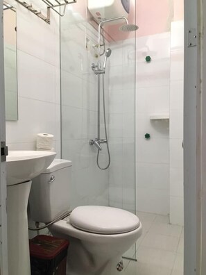 Ducha, artículos de higiene personal gratuitos, zapatillas y toallas