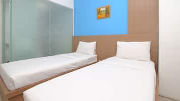 Habitación Deluxe con 2 camas individuales | Escritorio, tabla de planchar con plancha, wifi gratis y ropa de cama