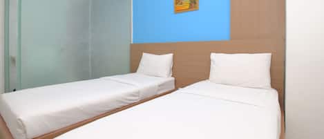 Habitación Deluxe con 2 camas individuales | Escritorio, tabla de planchar con plancha, wifi gratis y ropa de cama