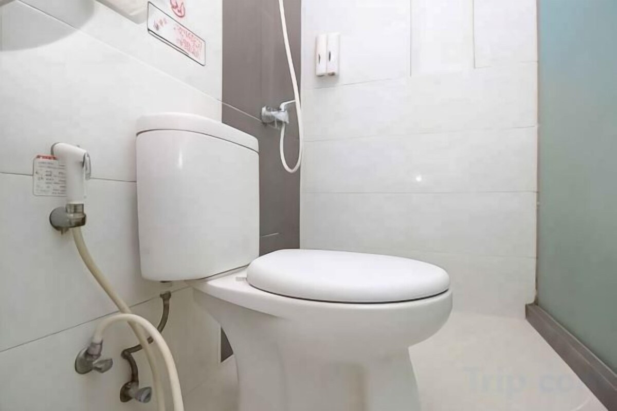 Bathroom | Shower, free toiletries, bidet, towels