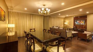Presidential Suite | In-room safe, desk, blackout curtains, soundproofing