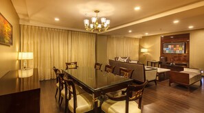 Phòng Suite Presidential | Két bảo mật tại phòng, bàn, màn/rèm cản sáng, phòng cách âm 