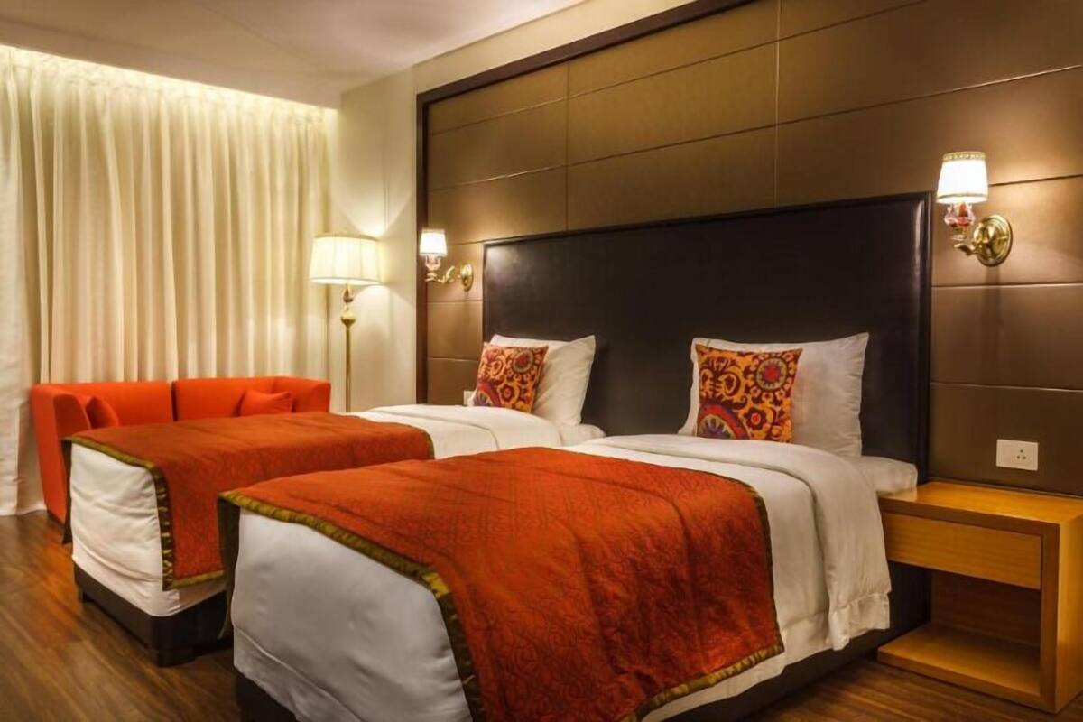 Deluxe Room, 2 Single Beds | In-room safe, desk, blackout curtains, soundproofing