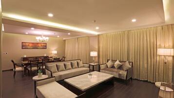 Presidential Suite | In-room safe, desk, blackout curtains, soundproofing