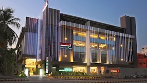 Un hôtel moderne avec une enseigne bien visible indiquant « Samanway Boutique Hotel ».