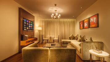 Suíte júnior | Cofres nos quartos, escrivaninha, cortinas blackout