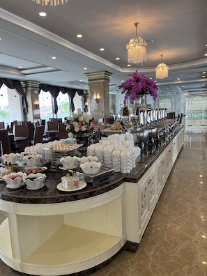 Daily buffet breakfast (THB 300 per person)