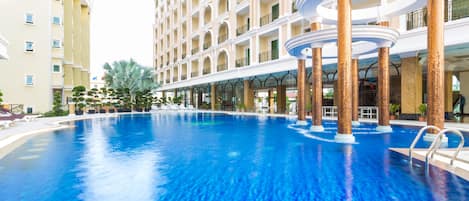 Outdoor pool, open 7:00 AM to 8:00 PM, pool umbrellas, pool loungers