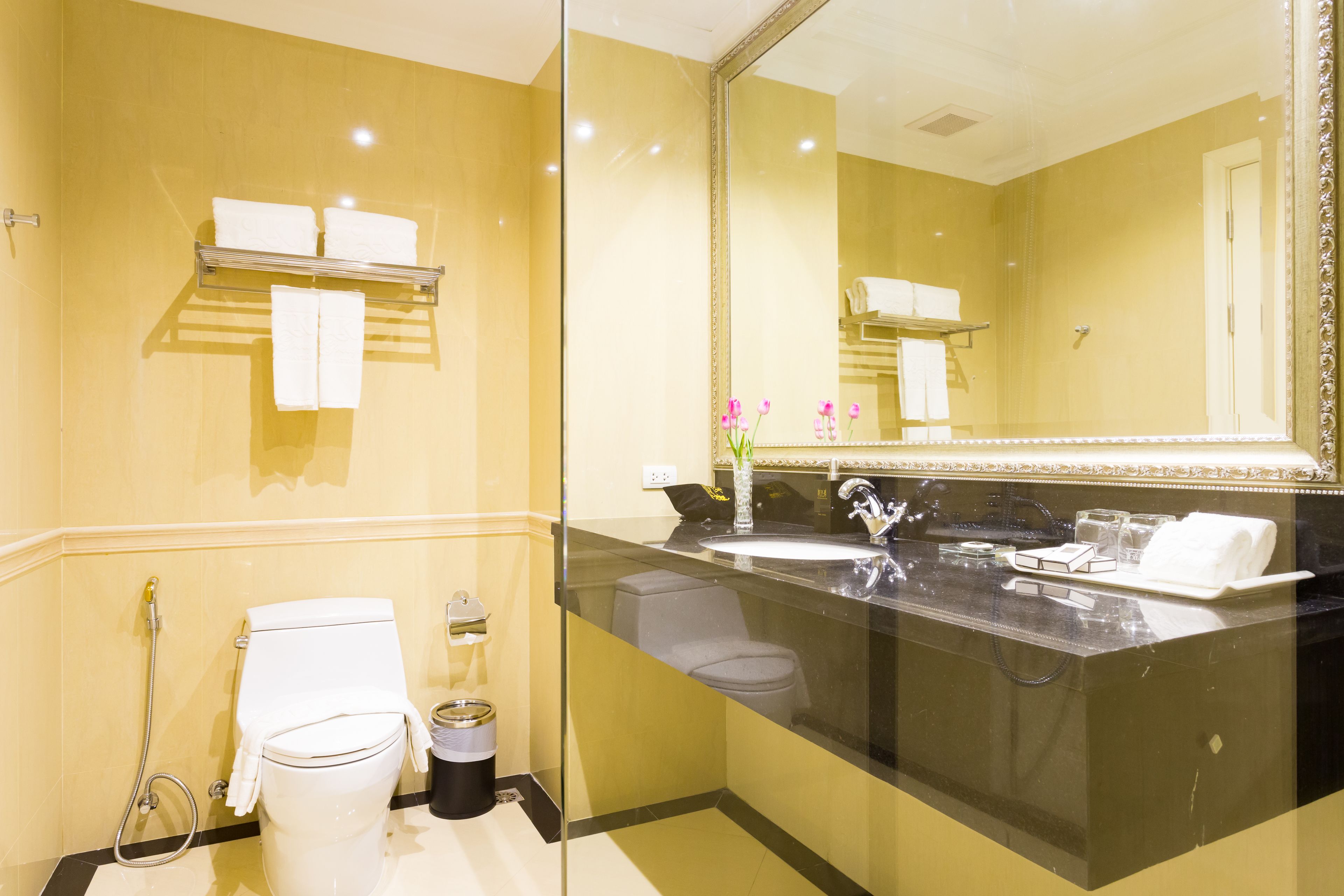 Ein Badezimmer mit Toilette, Waschbecken und Spiegel.