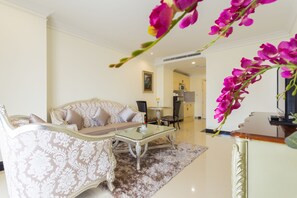 Living area | 32-inch flat-screen TV with cable channels, TV - LK Crystal Ville Pattaya (Pattaya)