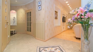 شقة سوبيريور - غرفة نوم واحدة (Sverdlova Street 26) | أغطية فراش متميزة وخزنة داخل الغرفة وستائر تعتيم وتجهيزات عازلة للصوت
