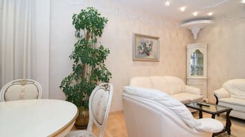 Appartamento Superior, 1 camera da letto (Sverdlova Street 26) | Soggiorno | TV a schermo piatto 106 cm con canali satellitari, TV, lettore DVD
