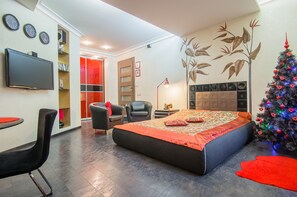 Estudio de diseño, 1 cama de matrimonio grande, vistas a la ciudad | Ropa de cama de alta calidad, caja fuerte, decoración individual