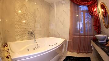 Appartamento Design, camere multiple, vista città | Bagno | Vasca e doccia separate, doccia idromassaggio, set di cortesia gratuito