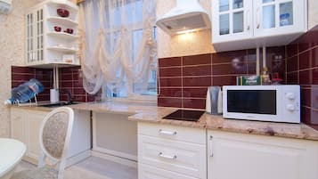 Departamento de diseñador, varias habitaciones, vista a la ciudad | Cocina privada | Refrigerador con congelador, microondas y parrilla de estufa