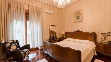 Suite Deluxe, bañera de hidromasaje | Ropa de cama de alta calidad, minibar, escritorio y cunas (de pago)