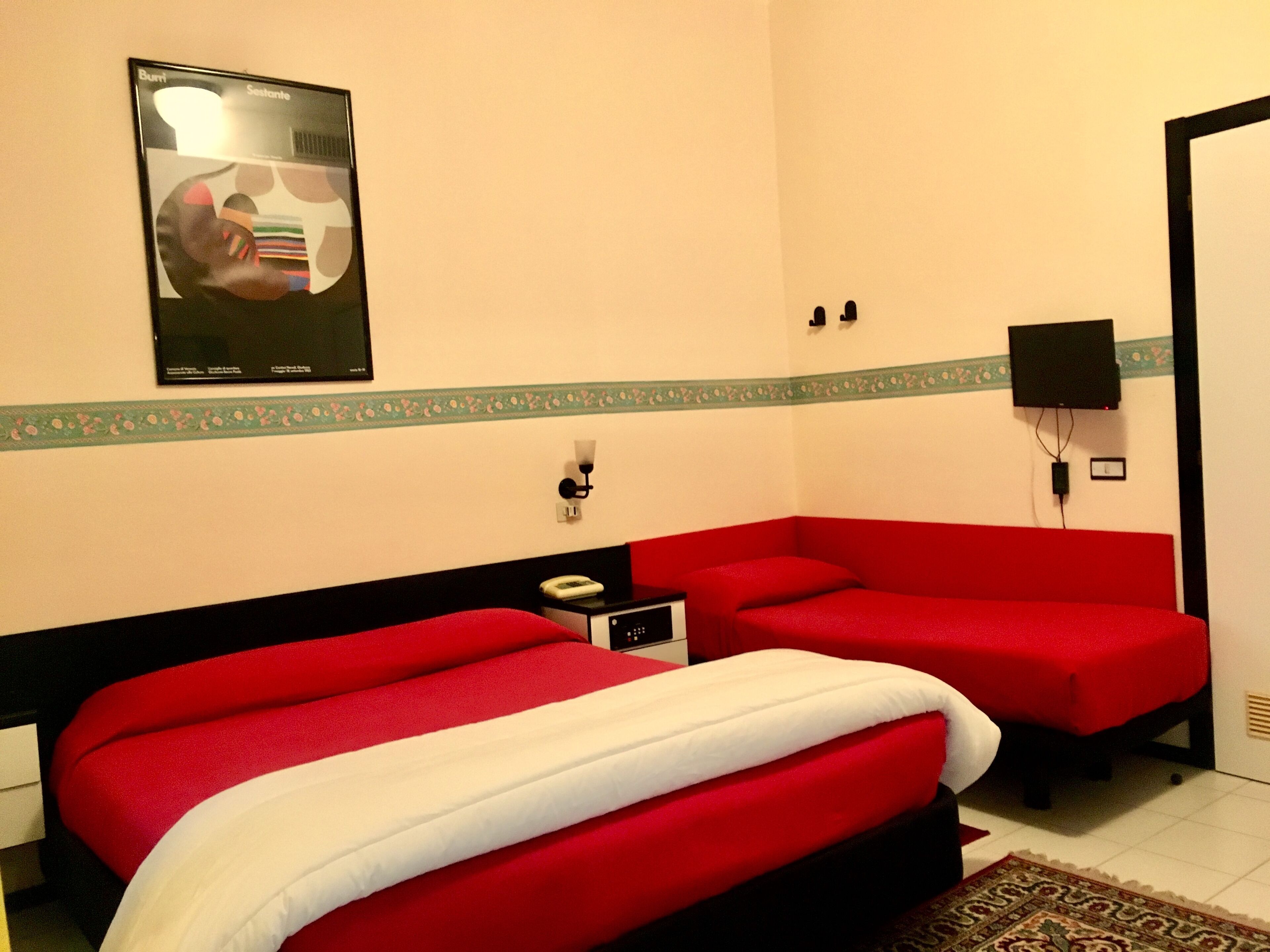 أغطية فراش متميزة وميني بار ومكتب وأسرّة أطفال/رضّع