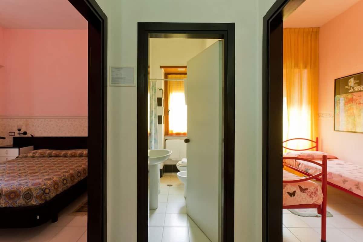 Appartement, 2 slaapkamers, kamers met tussendeur | Luxe beddengoed, een minibar, een bureau, babybedden
