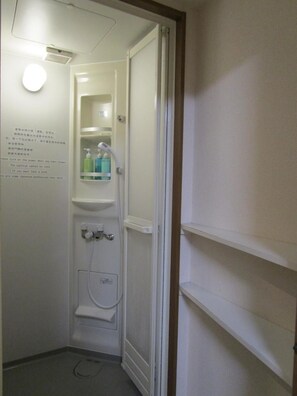 Ducha, secador de pelo, bidet, toallas