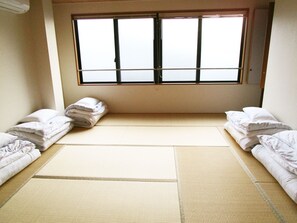 传统客房 (Japanese Style, 8 Persons) | 办公桌、免费 WiFi、床单