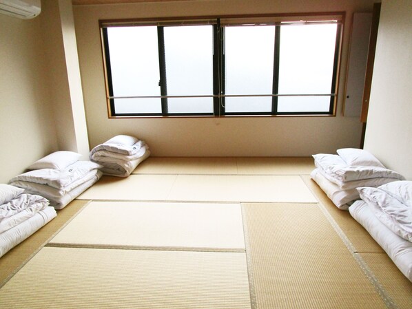 Japanese Style Room, 8 Persons | Desk, free WiFi, bed sheets - Guesthouse Kyotoabiya (Kyoto)
