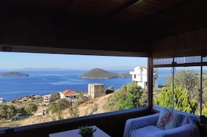 Quarto triplo | Cofres nos quartos, escrivaninha