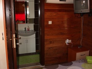 Quarto triplo | Banheiro | Chuveiro, produtos de toalete grátis, secador de cabelo 