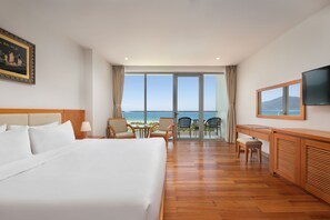 Suite, vue mer (Seafront) | Minibar, coffres-forts dans les chambres, bureau, rideaux occultants