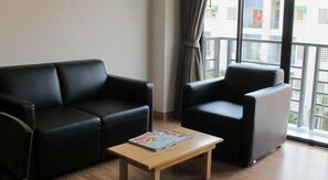 Presidential Room | Living area | 32-inch LED TV with cable channels, TV - NARITA@amata (Chonburi)