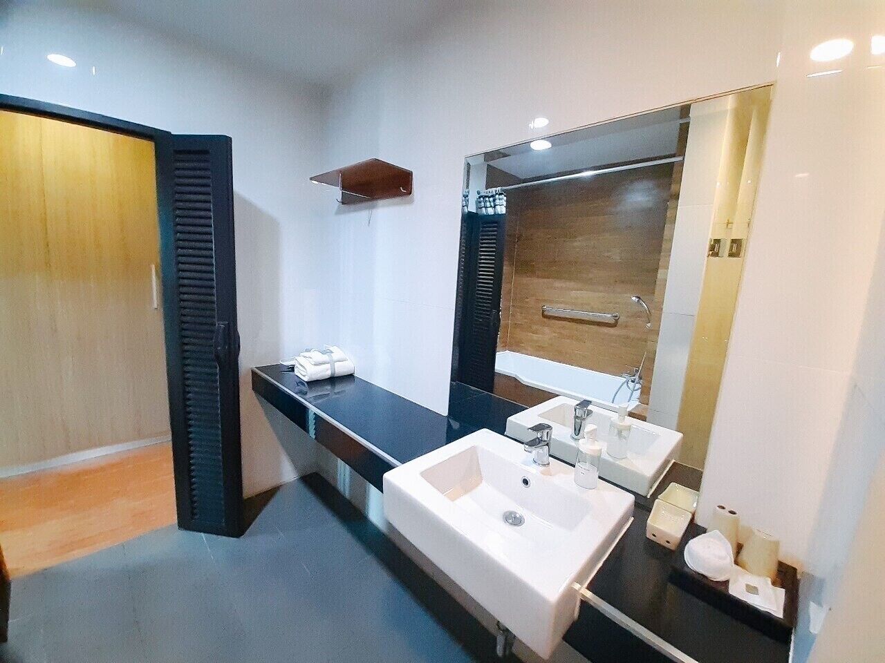 Junior Room | Bathroom | Free toiletries, hair dryer, slippers, towels