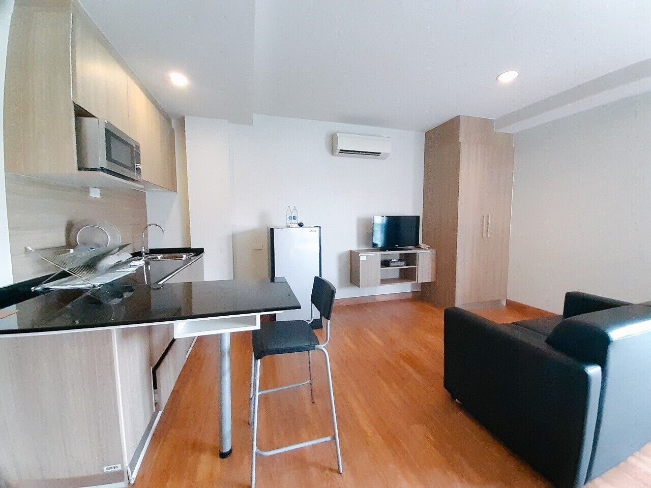 Deluxe Studio, 1 King Bed | Living area | 32-inch LED TV with cable channels, TV