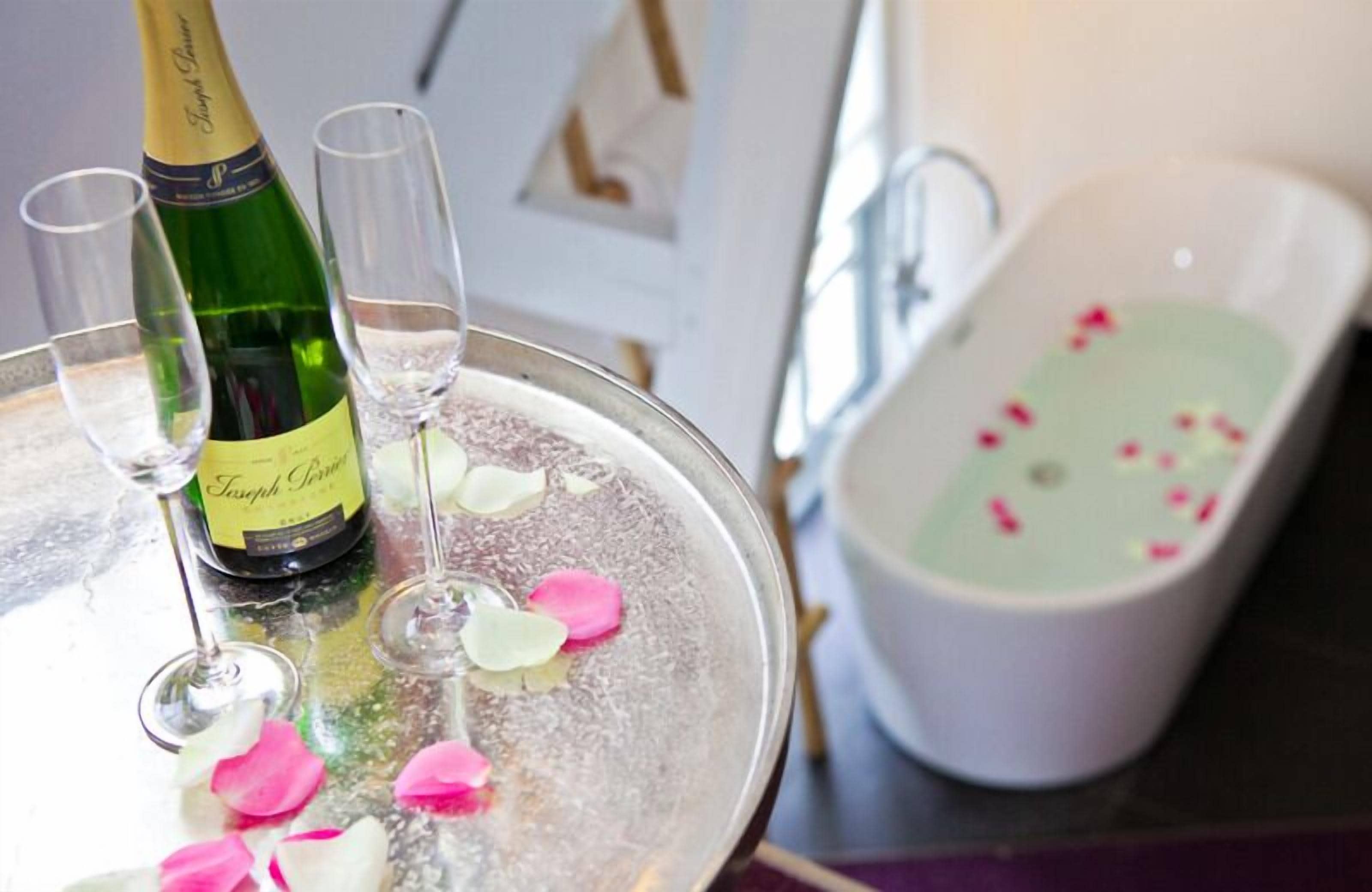 suite (love) | bathroom amenities | free toiletries, towels