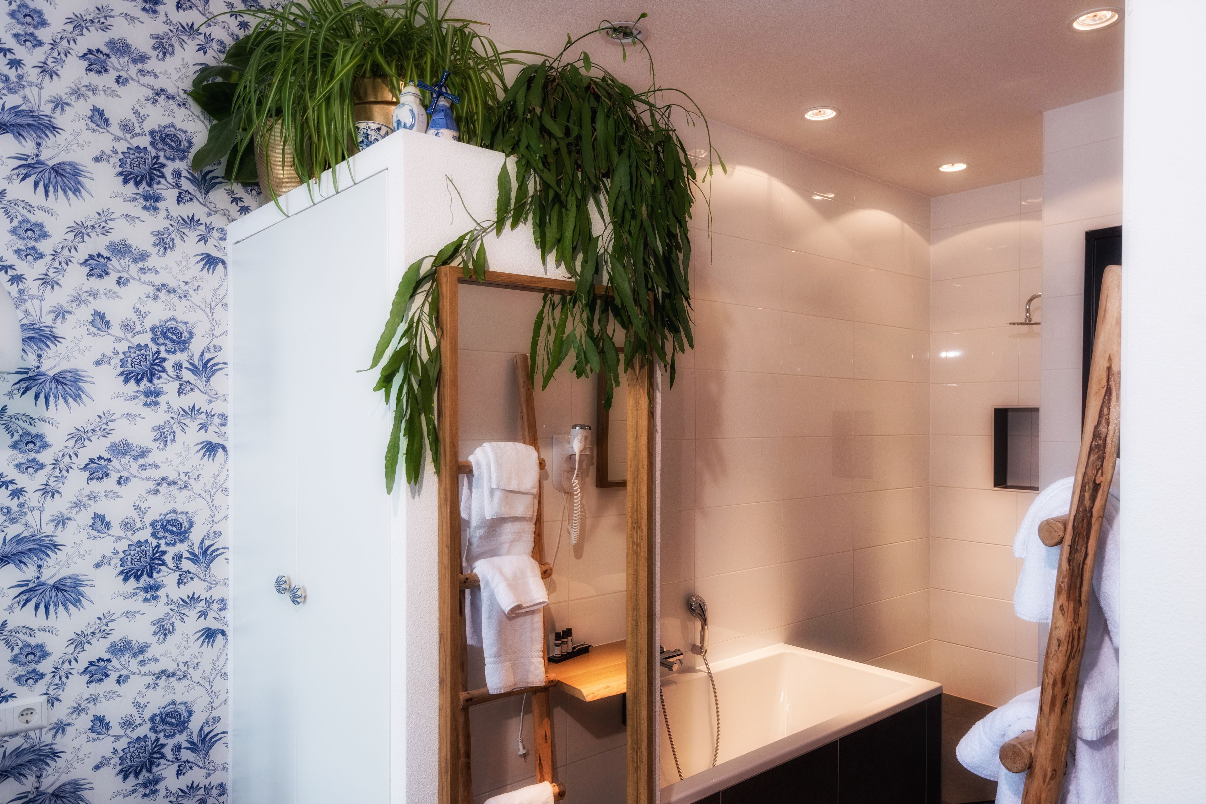 suite, bathtub | down duvets, free minibar items, in-room safe, soundproofing