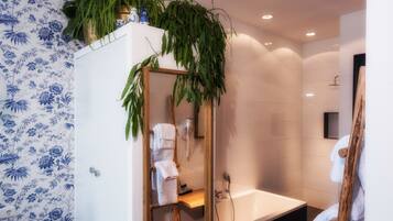 Suite, Badewanne | Daunenbettdecken, Minibar (mit einigen kostenlosen Artikeln), Zimmersafe