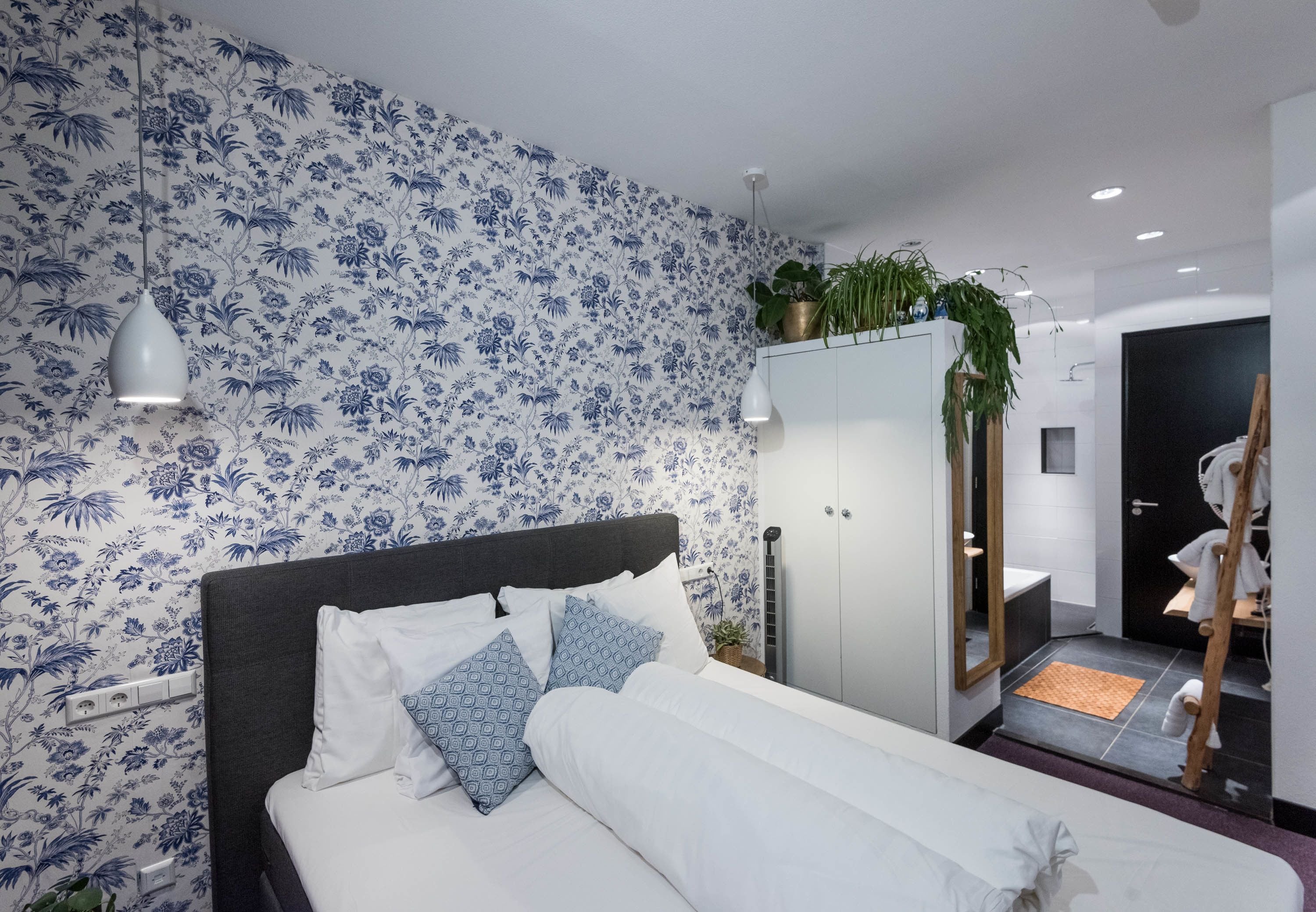 suite, bathtub | down duvets, free minibar items, in-room safe, soundproofing