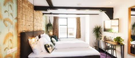 Suite, Bathtub | Down duvets, free minibar items, in-room safe, soundproofing